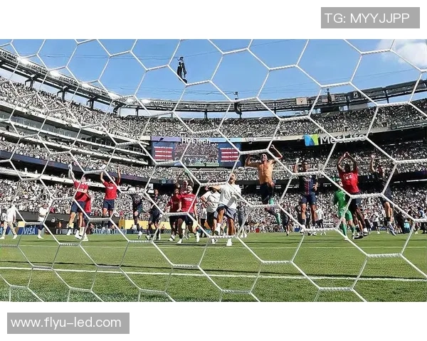 足球明星炫酷入场瞬间：聚焦赛场开幕式上的视觉盛宴与球迷热烈欢呼